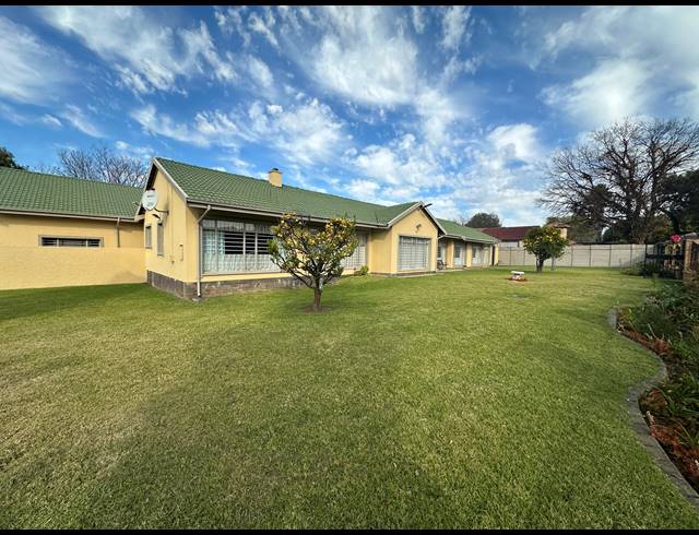 6 BEDROOM HOUSE FOR SALE IN BRACKENHURST